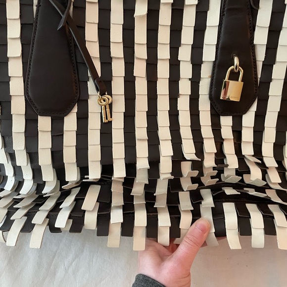 Henri Bendel large tote. - Picture 3 of 7